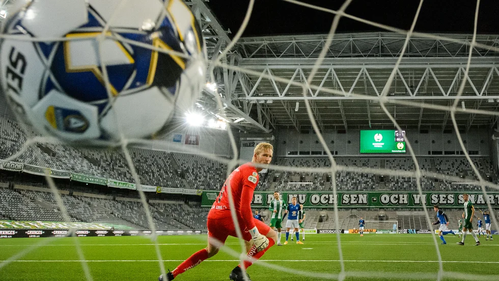 Hammarbys David Ousted kan konstatera att Jakub Kamiński skott går in (0–2) och att Hammarby till slut  förlorade med  0-3  mot Lech Poznan.
