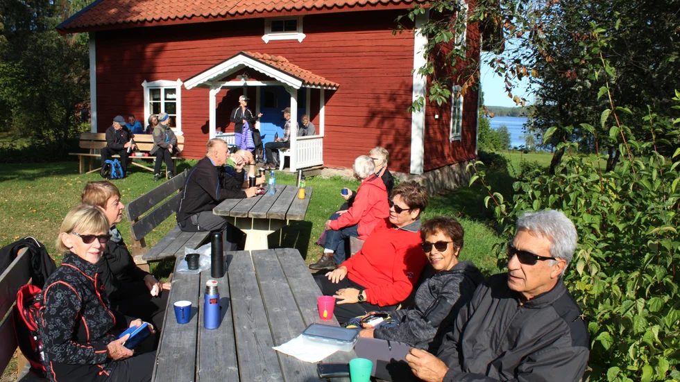 Fikapaus blev det vid fantastiskt fina Getsjötorp. I bakgrunden skymtar Getsjön.