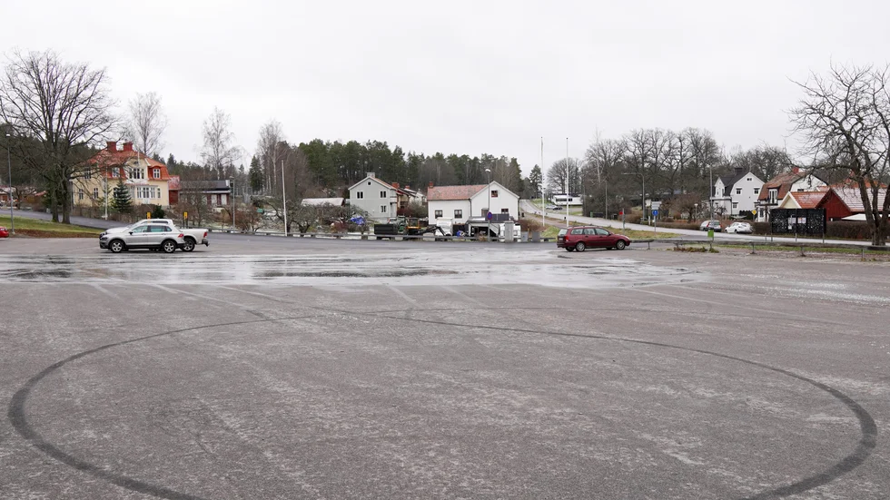 Däckspåren skvallrar om att den stora parkeringen används för mer nöjesbetonad bilkörning.