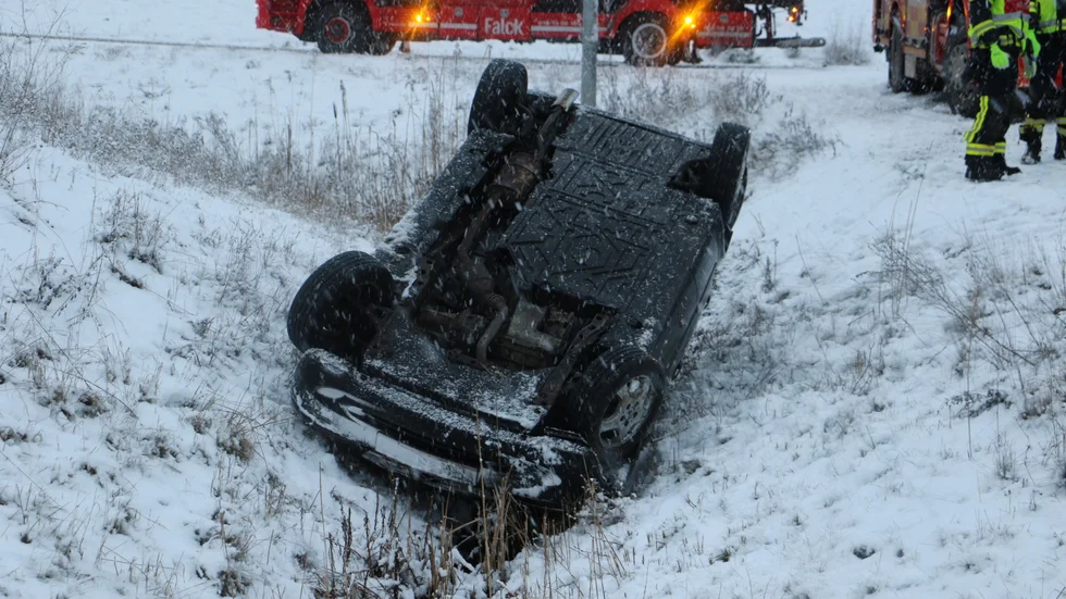 Bilen landade på taket i ett dike.