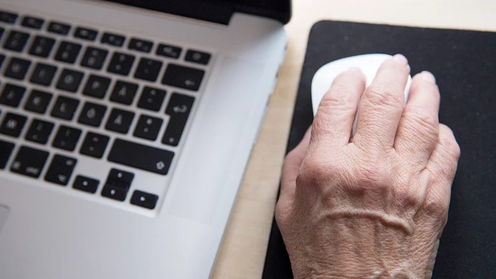 Skribenten menar att många grupper i samhället är uteslutna, bland annat dem som har inte har tillgång till digitala verktyg.