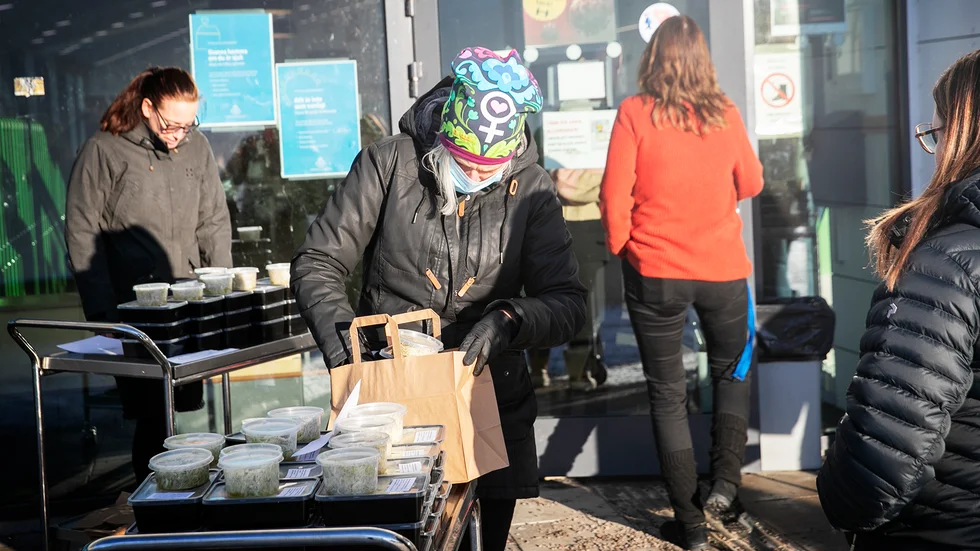 Sanna Winberg delar ut de förbokade matpaketen.