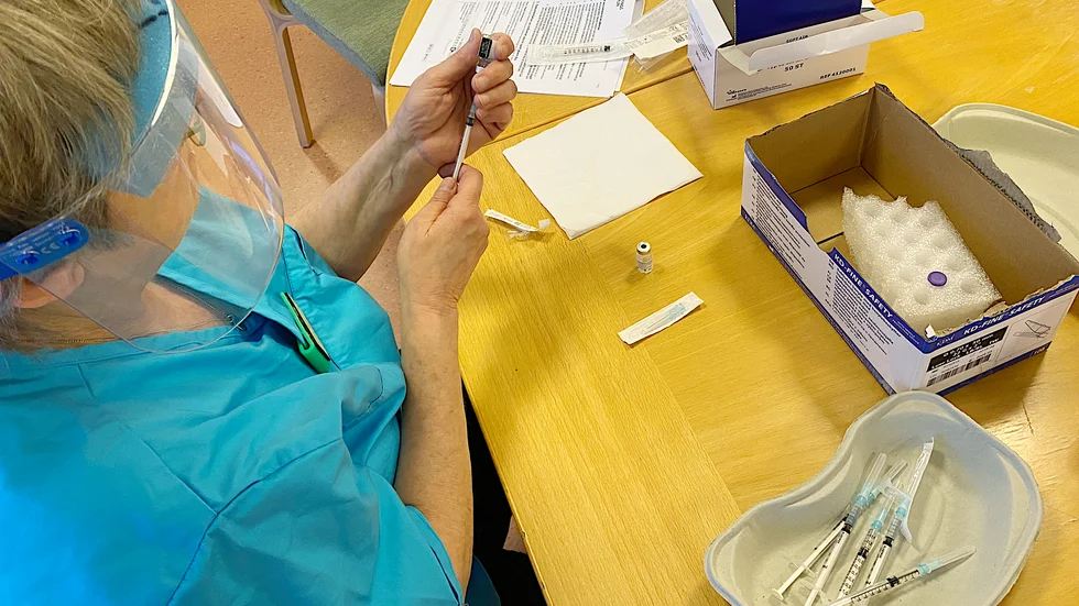 Prognosen för vaccinleveranserna till Sverige och de olika länen i landet finns på Folkhälsomyndighetens hemsida. Antal vaccindoser baseras på EU:s förhandsavtal med olika vaccinleverantörer.