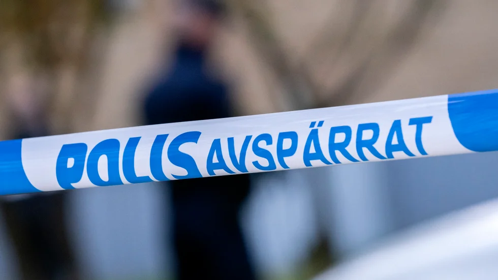 Polisen har spärrat av ett område vid ett socialkontor i Kristinehamn, sedan en låda som misstänks ha farligt innehåll hittats där. Arkivbild.