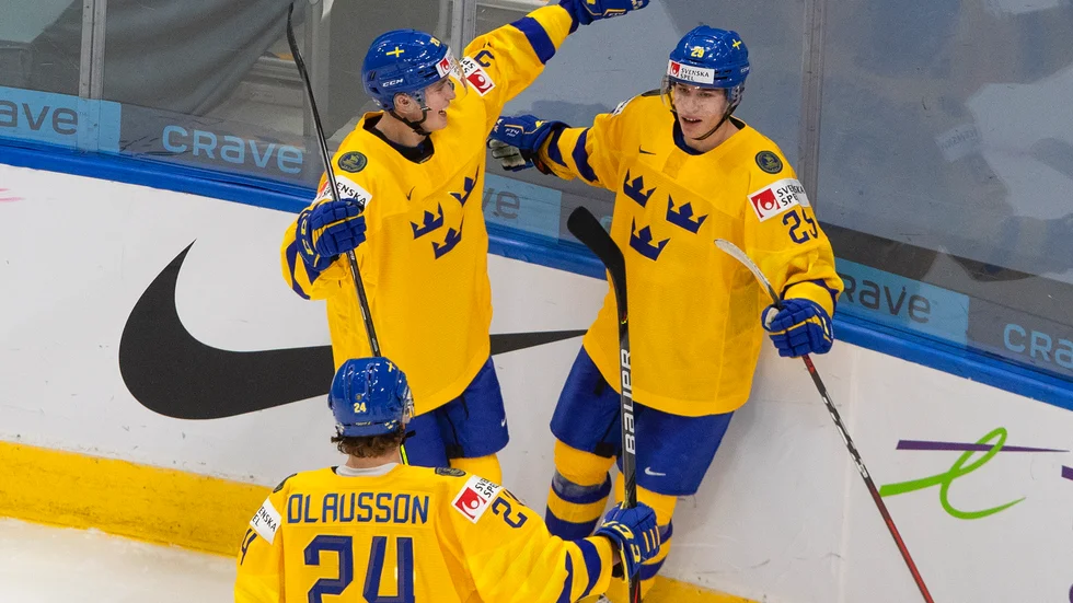 Juniorkronornas Albin Sundsvik, Oskar Olausson och Noel Gunler jublar mot Tjeckien. Natten mot nyårsafton är det dags för match mot Ryssland.