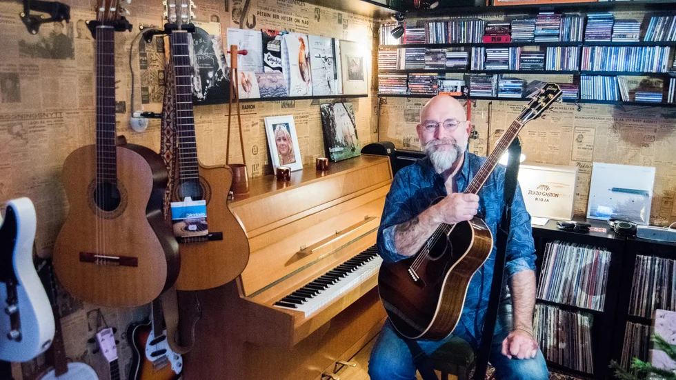 Ola Engström i sin musikhörna hemma i vardagsrummet i Kyrkbyn. 