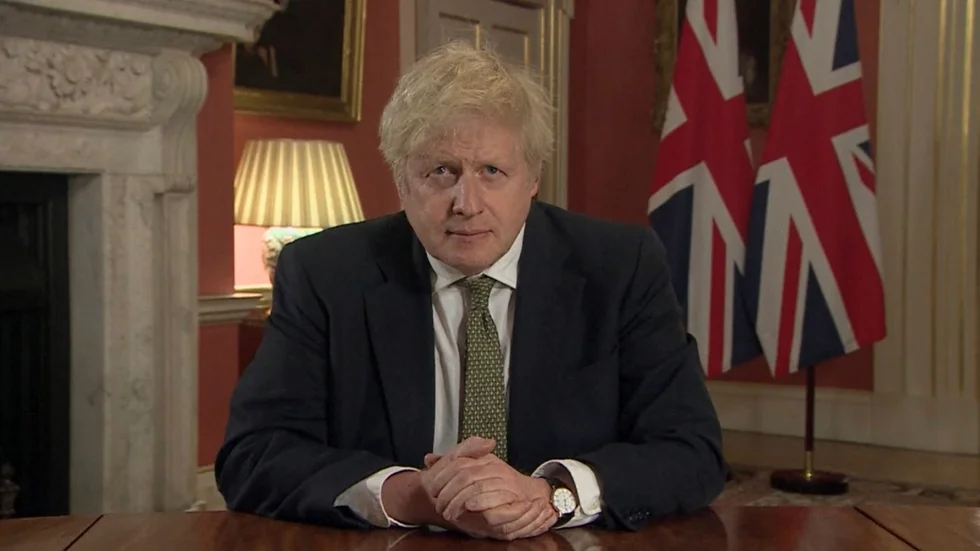 Storbritanniens premiärminister Boris Johnson tillkännager i ett tv-tal en stor nedstängning av England från och med onsdag.