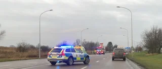 Moped körde in i en bil – en person förd till sjukhus