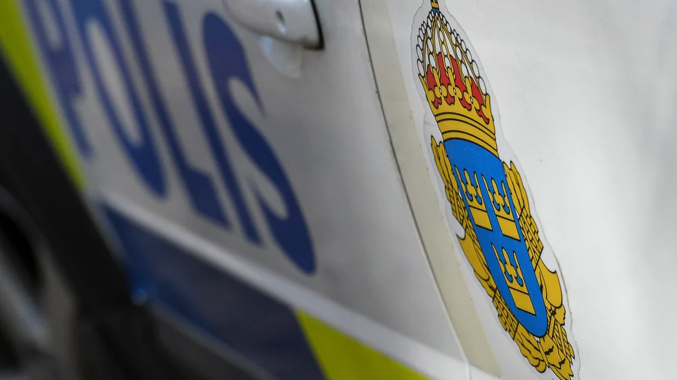 Någon har kastat en sten från en bro mot en polisbil. Arkivbild.