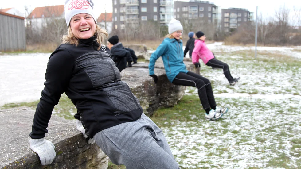 Powerwalk med styrketräningsstationer är ett alternativ till gruppträningen inomhus som Anette Strehlenert på Friskis och svettis bjuder på.  