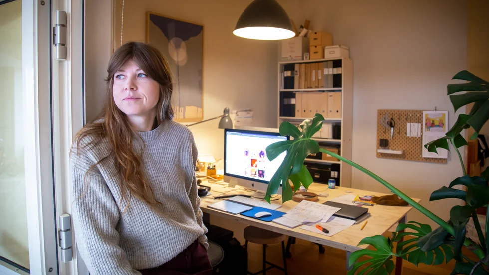 Emma Hanquist hoppas nå unga vuxna med tidningen Larm. ”Det är så lätt att vara här och nu när man är ung och glömma bort historien. Att bli historielös tror jag kan vara väldigt farligt”, säger hon.