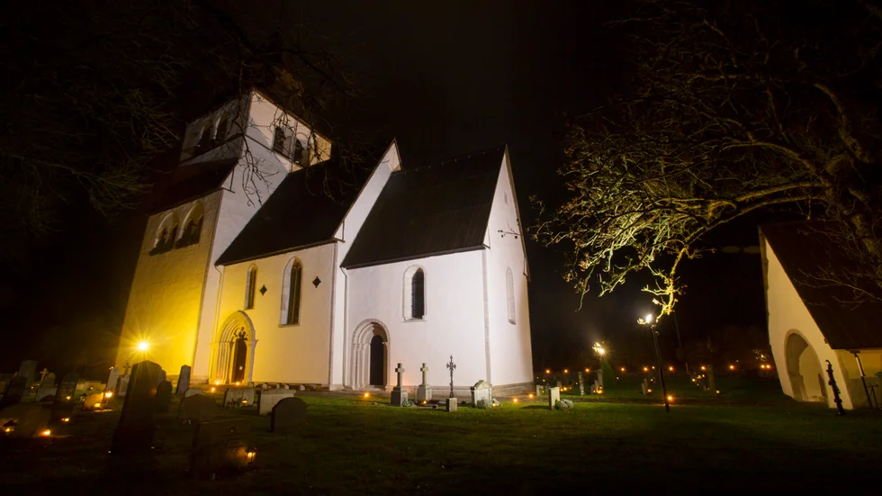 En belyst Lokrume kyrka. 