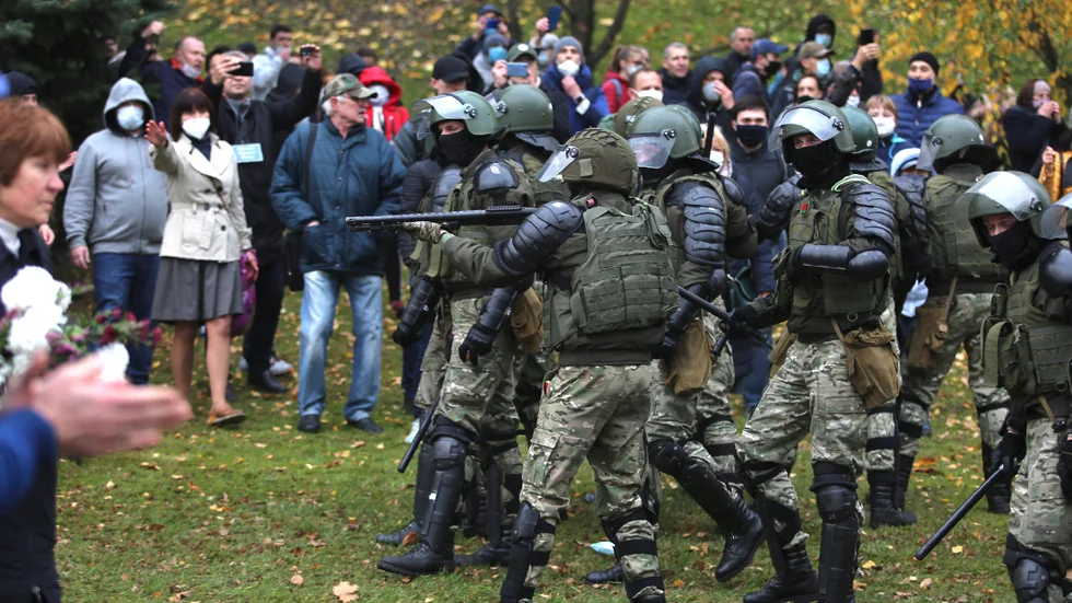 Polis drabbar samman med Minskbor under en demonstration den 1 november.
