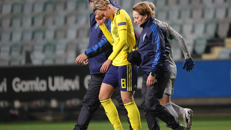 Lina Hurtig tvingades till byte i EM-kvalet mot Lettland i torsdags. Nu missar hon tisdagskvällens match mot Island.