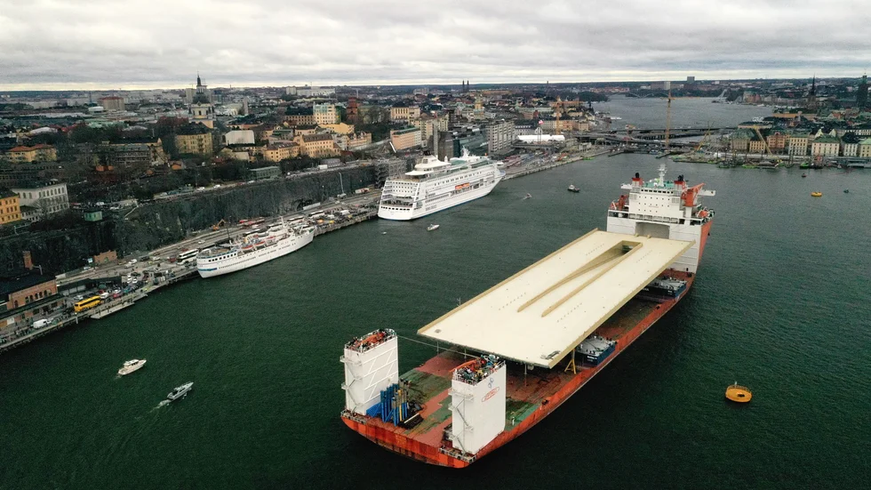Klimatutsläppen från tillverkningen och transporten av Guldbron, som nu är på plats vid Slussen i Stockholm, är ett exempel på konsumtionsbaserade utsläpp, som inte bokförs på Sveriges utsläppskonto. Arkivbild.
