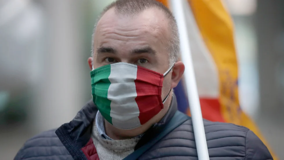 En man protesterar mot återinförda virusrestriktioner i Milano sedan smittan ånyo gått upp.