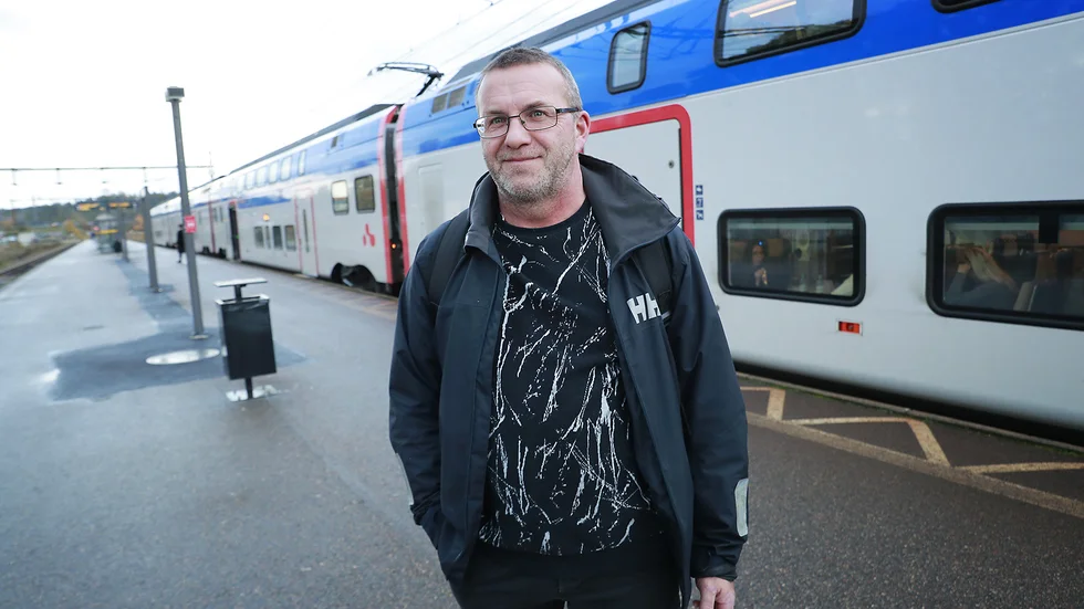 Micke Eriksson, som pendlar mellan Trosa och Stockholm, tycker inte att det är något större problem om Vagnhärad blir utan Ostlänkenstation.
"Det finns ju Trosabussen och Mälartåget så jag tycker att kommunikationerna är bra. Jag överlever utan at behöva ta mig fram i 250 kilometer i timmen."