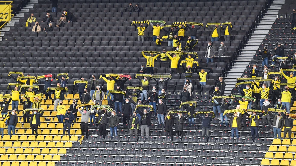 Borussias Dortmunds supportrar under Bundesligamatchen hemma mot Schalke i lördags.