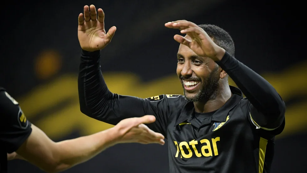 AIK-veteranen Henok Goitom har all anledning att se så här glad ut. Hans mål avgjorde mot Varberg.