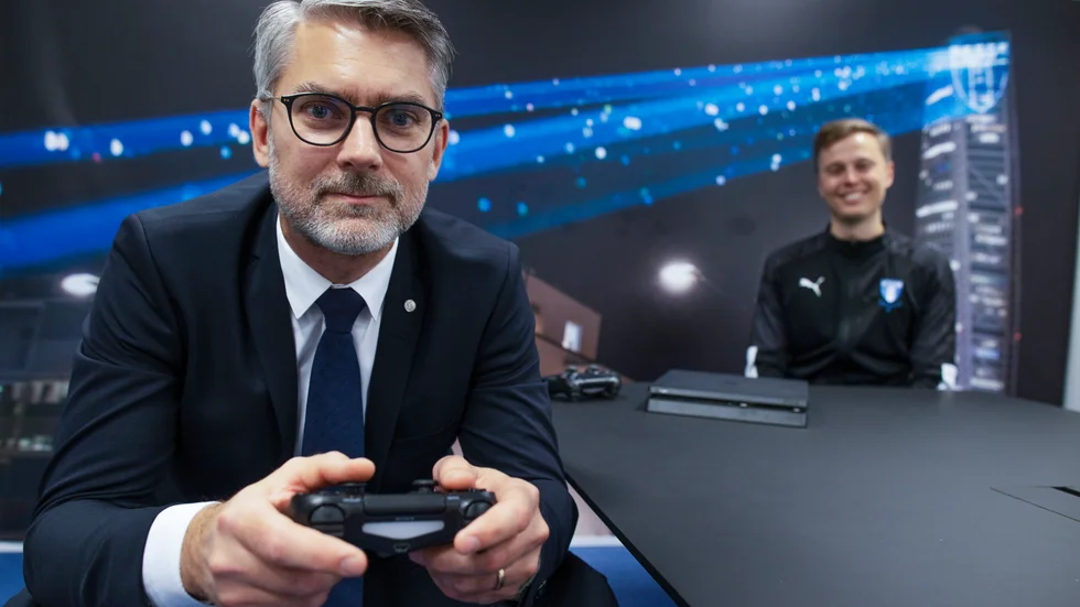 Malmö FF startar hösten 2021 en gymnasieutbildning för pojkar och flickor som vill satsa på tv-spelet Fifa. "Ett naturligt steg för oss", säger klubbens vd Niclas Carlnén. I bakgrunden syns Filip Ahlström, som är projektledare för MFF:s satsning på e-sport.