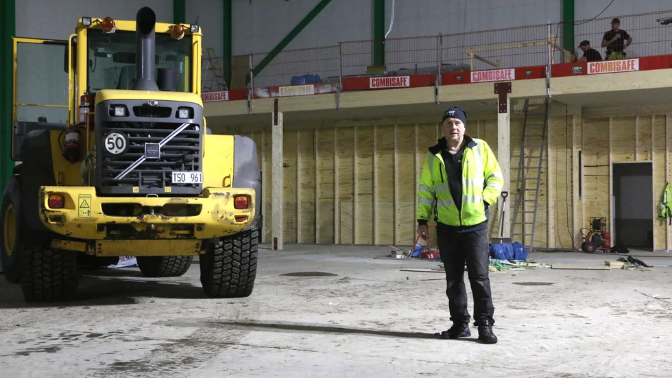 Piteå Golfklubb bygger en padelhall på Nötön. "Vi hoppas att allt ska vara klart i slutet av december", säger klubbchefen Ulf Åberg.