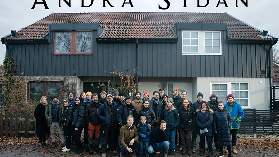 Filmteamet framför parhuset, med ena halvan filmsminkat risig, där huvudhandlingen utspelar sig.