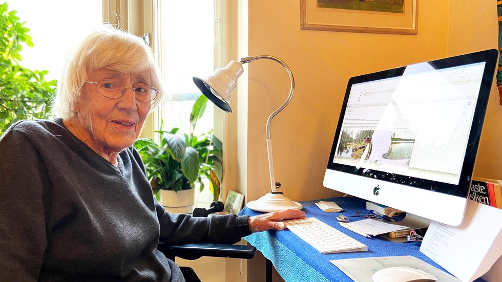 Via datorn kan Karin ha kontakt med världen utanför Myrbergska gården, särskilt viktigt nu under pandemin.