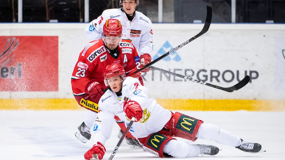 Gustav Lindström, liggande, tvingades utgå i bortamatchen mot Mora på grund av en knäskada.