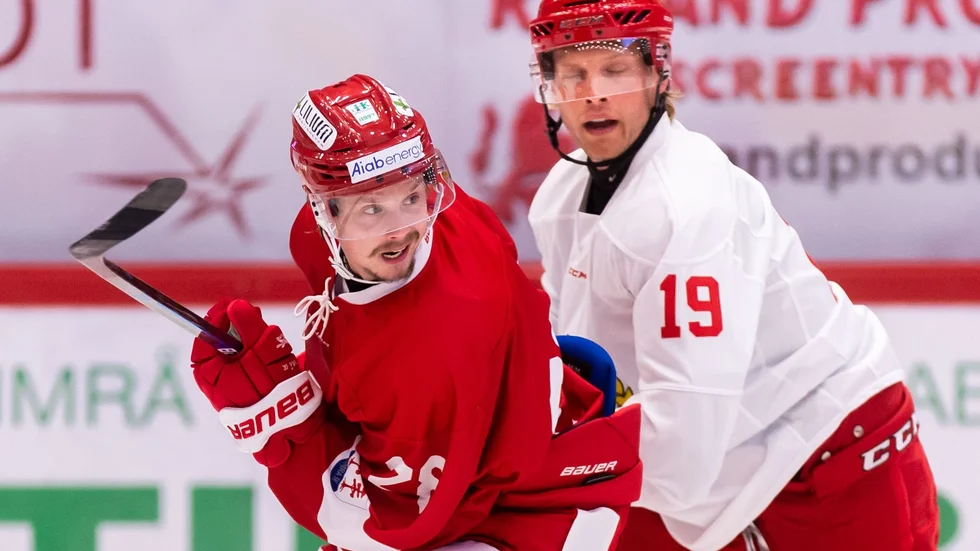 Almtunas Villiam Haag (19) tar sig Jonathan Dahlén och hans Timrå.