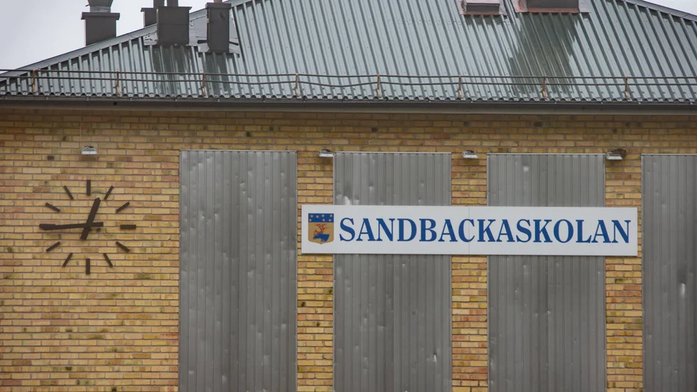 Sandbackaskolan stänger och övergår till distans- och fjärrundervisning. Skolan öppnar igen den 26 november.