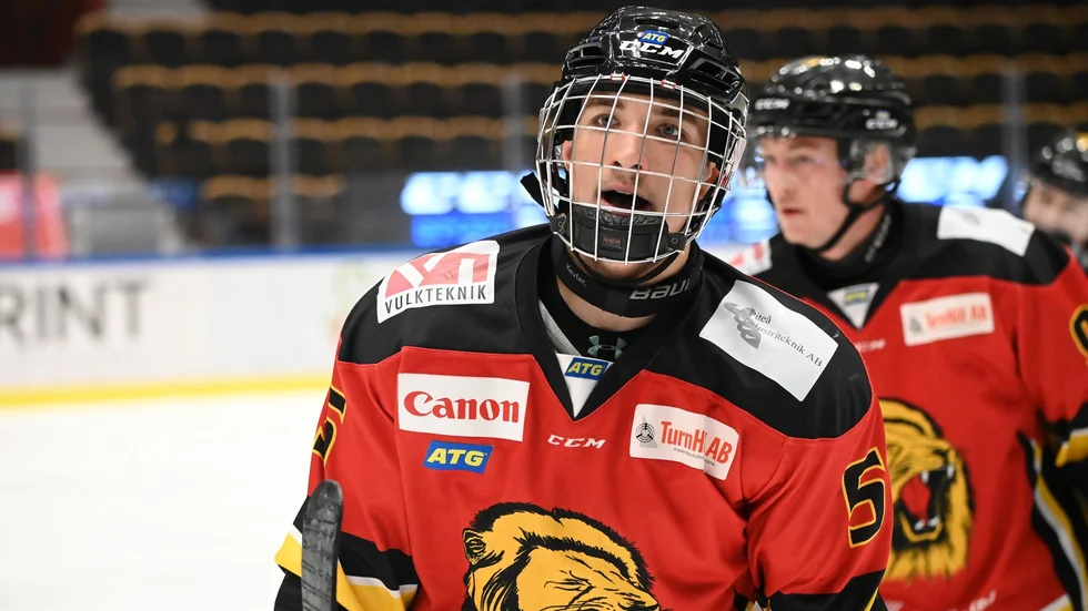 Logan Mailloux gjorde 3–2 för Lejon, men det räckte inte. Kiruna AIF kom ikapp till 3–3 och vann efter straffar.