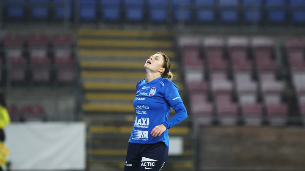 Uniteds Fanny Andersson kan knappt tro att det är sant. Laget förlorade med 0–1 mot Umeå i Damallsvenskans sista omgång.