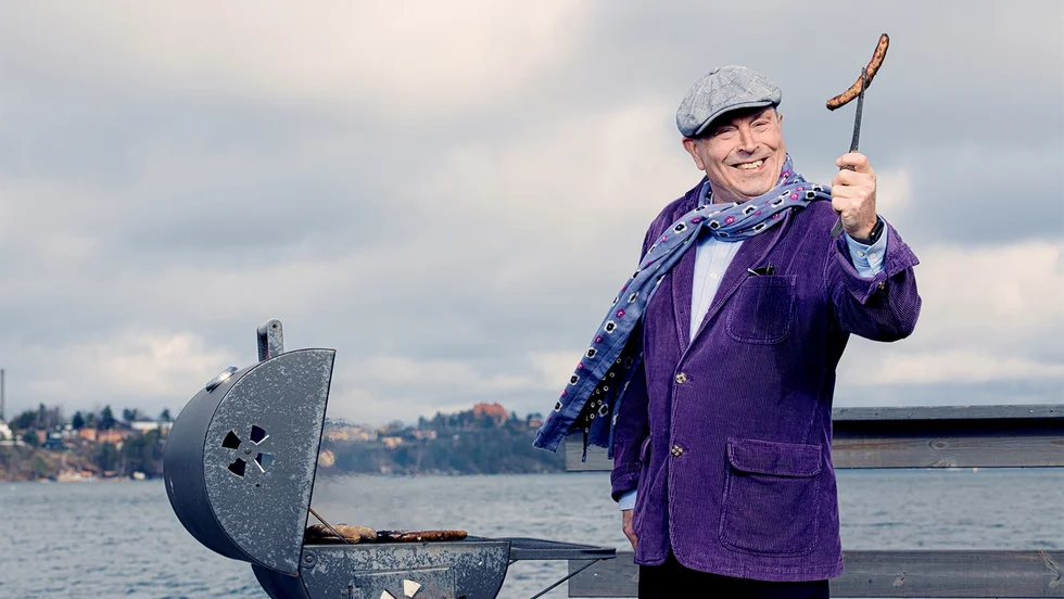 Jan Scherman spanar in ett praktexemplar av den svenska korven.