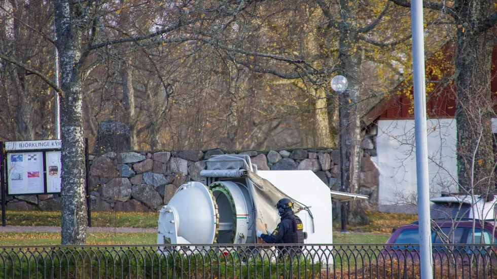 Polisens nationella bombskydd tog hand om misstänkt farliga föremål på platsen intill Björklinge kyrka. 