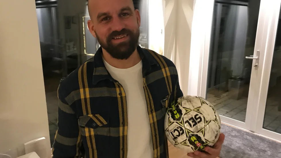 Pierre "Brassen" Walfridsson gästar veckans Sportsnack. Fotbollstränaren fortsätter i Borensbergs IF i femman, men följer också Motala AIF som han verkat i tidigare. Lite bollplank ska han vara kring akademin.