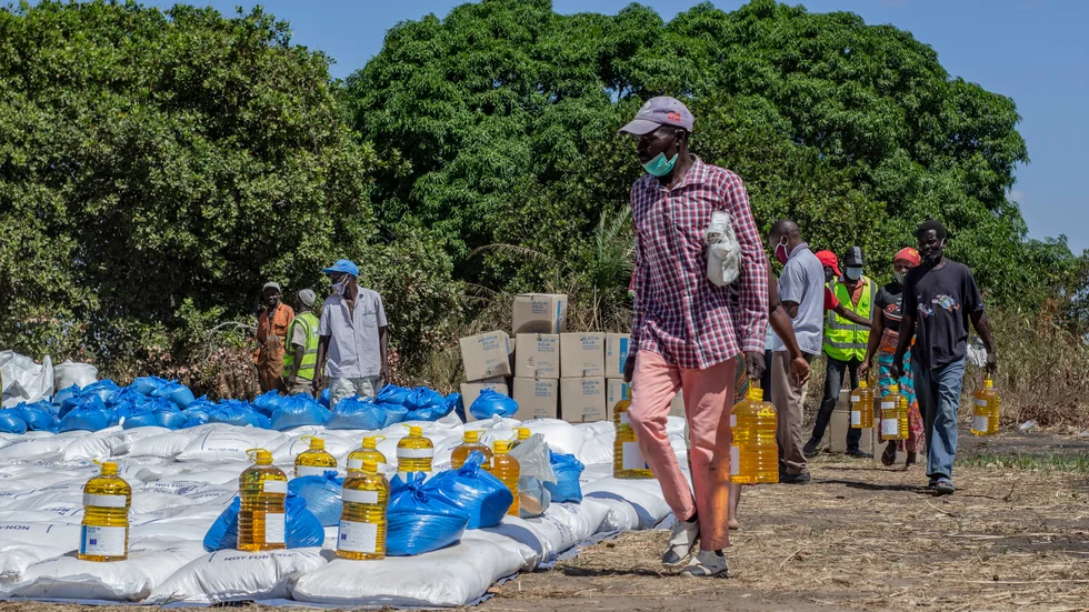 Invånare i Kap Delgado väntar på att kvittera ut matpaket från FN:s livsmedelsprogram (WFP). Arkivbild.