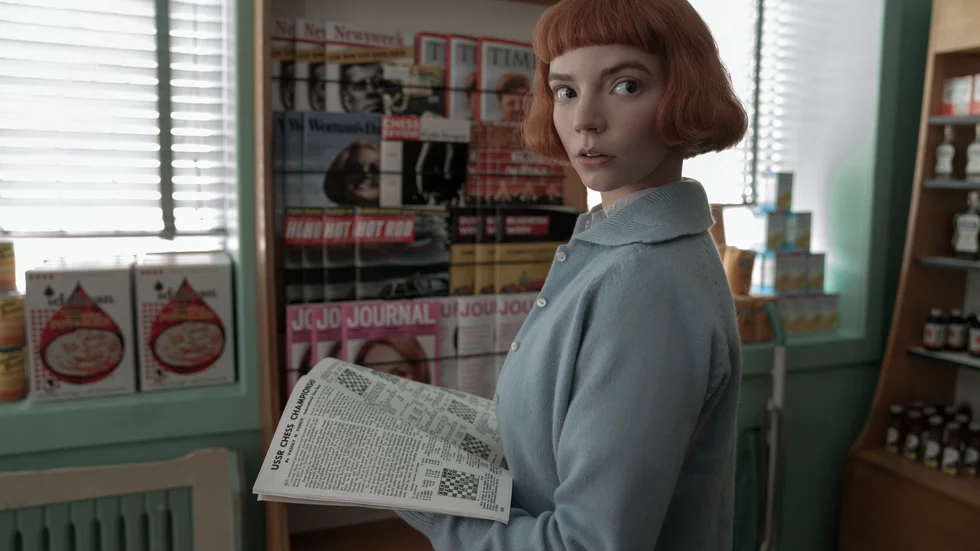 Schacklitteratur och schacktidskrifter spelar en stor roll för huvudpersonen Beth Harmon (Anya Taylor-Joy). Scenograferna har varit väldigt noggranna, tidningsuppslaget på bilden lär vara autentiskt.