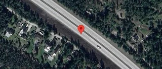 Stopp i ett körfält på grund av stillastående personbil på E18