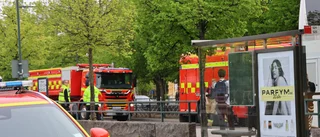 Buss läckte olja genom stan – räddningstjänsten fick sanera