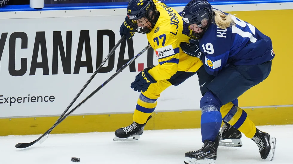 Linnea Johansson (nummer 77) och Sverige kunde inte rå på Finland i kvartsfinalen i ishockey-VM.