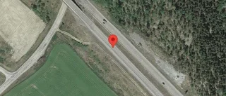 Stillastående lastbil orsakar störning i trafiken på E20