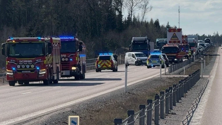 Motorvägen stängs av i båda riktningarna efter olyckan.
