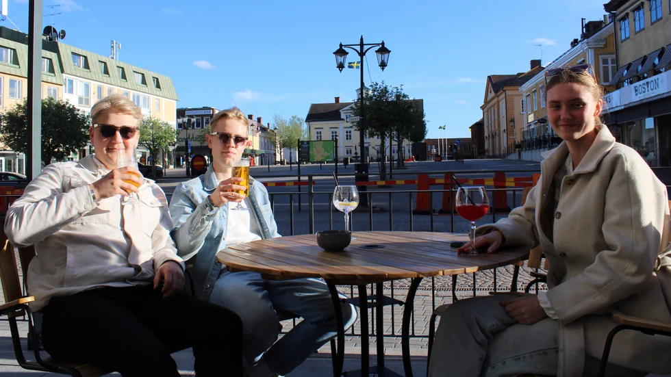 Mauritz, Casper och Feliz njöt av solskenet som träffade Stadshotellet på kvällen. "Det är den bästa platsen", tyckte de alla tre.