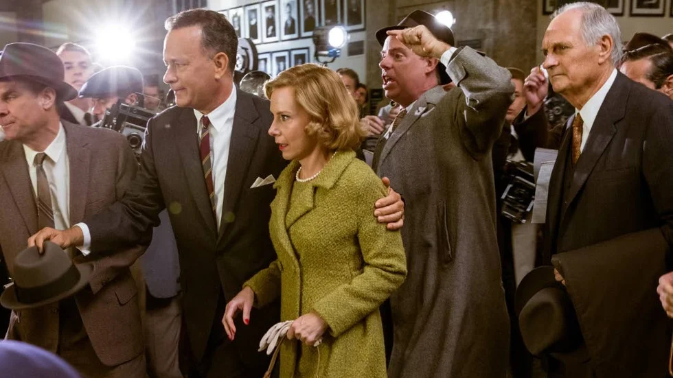 Hett om öronen. I "Spionernas bro" får advokaten Jim Donovan (Tom Hanks) och hans fru (Amy Ryan) det hett om öronen när han försvarar en sovjetisk spion.
