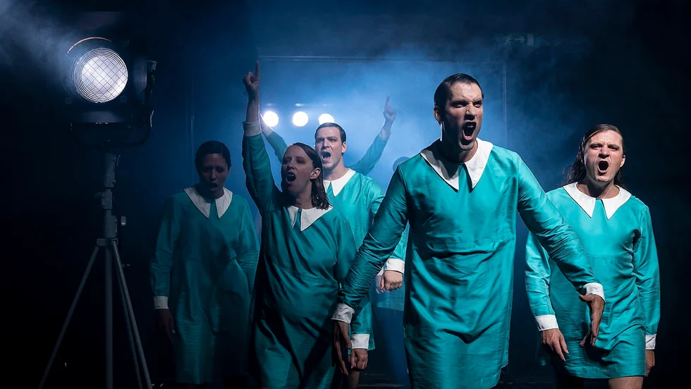 Karolina Mindell Kidanu, Ester Claesson, Filip Mrdjen Milosevic, Victor Iván och Isak Elwin turas om att gestalta huvudrollerna Agni och Evvi i "Brinn" på Unga Klara. Pressbild.