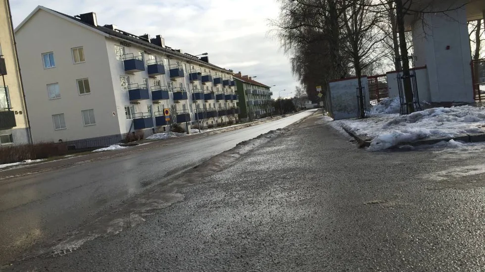 Idrottsgatan. Här på Idrottsgatan fördes en av kvinnorna in mellan två hus och där försökte gärningsmannen krama henne.