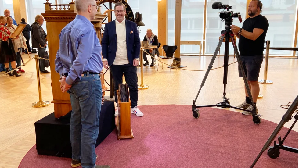 Erik Ingare, expert på leksaker, ska värdera en gammal polyfon. Ägaren Jan Halvarsson, Skellefteå, väntar spänt på vad som ska sägas. 