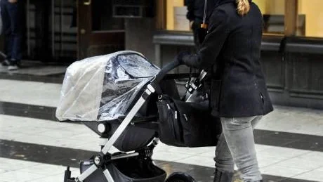 En barnvagn ska helst både vara stabil och smidig. Samtidigt är det bra om inte barnet växer ur vagnen för fort.Foto: Bertil Ericson/Scanpix