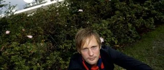 Alexander Skarsgård blir kvar i USA