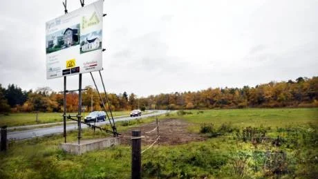 Här, i hörnet mellan Norrlandsvägen och Ekhagsvägen, vill kommunen bygga den nya förskola som ska avlasta förskolan Näktergalen i Piperskärr.  Foto: Lisa Olaison